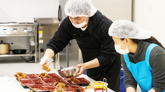 法人向けのお弁当の製造の風景